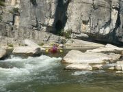 Approche d'un rapide dans les gorges de l'Ardèche en Canoës et Kayac