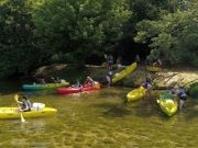 départ de canoë kayak à lanas pour 16 kms sur la rivière ardèche location de canoë kayak 2 places ou 1 place avec pagaie double pour une decente des gorges de l'ardèche familliale au depart du camping acacias à rosières