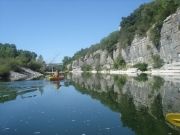 Les gorges de l'Ardèche en Canoë-Kayac avec le pont de Balazuc qui domine le village pitoresque et la rivière Ardèche pour une descente en canoe inoubliable et familialle en Ardèche méridionale