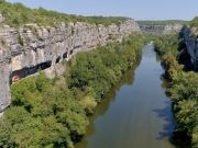 location canoe kayak en ardèche dans le défilé de Ruoms avec navette sur la route des falaises d'Ardèche proche de Voguë et Balazuc pour cette descente de canoë en ardeche familiale avec des enfants.