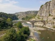 location canoe kayak sur la rivière ardèche avec canoë ou kayak dans les gorges de l'ardèche