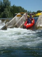 Passage d'un toboggan aquatique en canoë-kayac en sud Ardèche