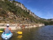rencontre avec les chèvres d'ardèche en Canoës kayak à Ruoms en Ardèche sur la rivière ardeche au départ de rosières pour une descente de l'ardeche familliale en canoë ou en kayak