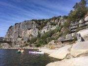 Une balade en Canöe dans les gorges de l'Ardèche à coté du village de balazuc pour une descente en canoë entre amis ou en famille sur l'ardèche avec du matériel ressent et un accueil familliale pour une descente de canoë en toute convivialité