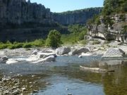 Une prise de vue dans les gorges de l'Ardèche lors d'une sortie en Canoë-Kayac